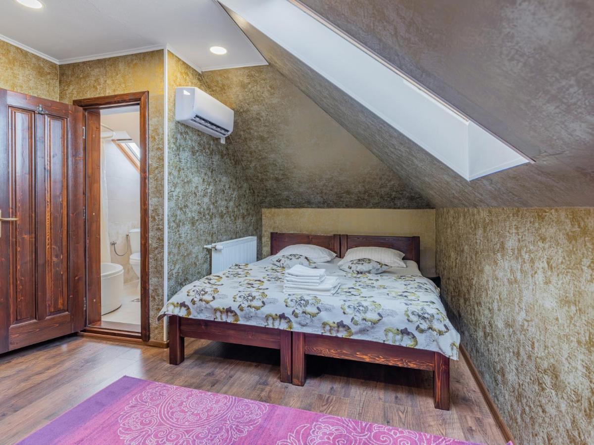 Casa Saraste Hotel Rîşnov Buitenkant foto