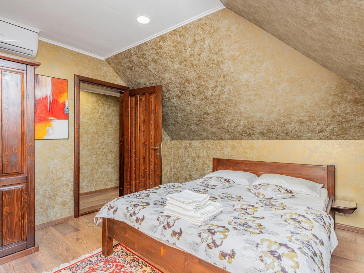 Casa Saraste Hotel Rîşnov Buitenkant foto