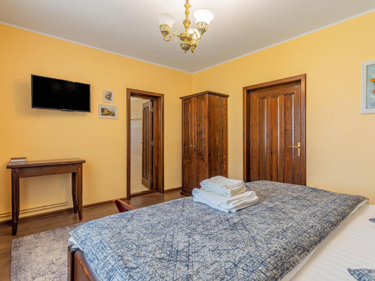 Casa Saraste Hotel Rîşnov Buitenkant foto