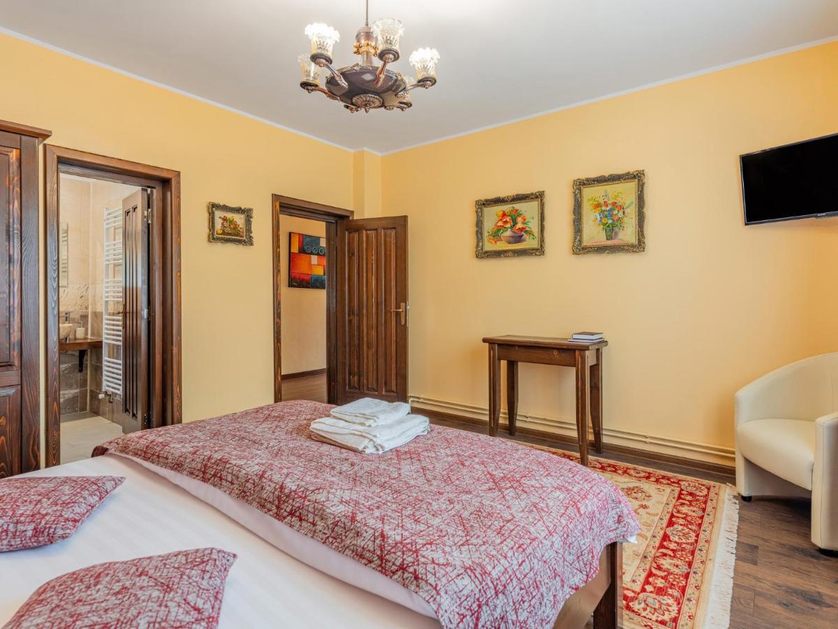 Casa Saraste Hotel Rîşnov Buitenkant foto