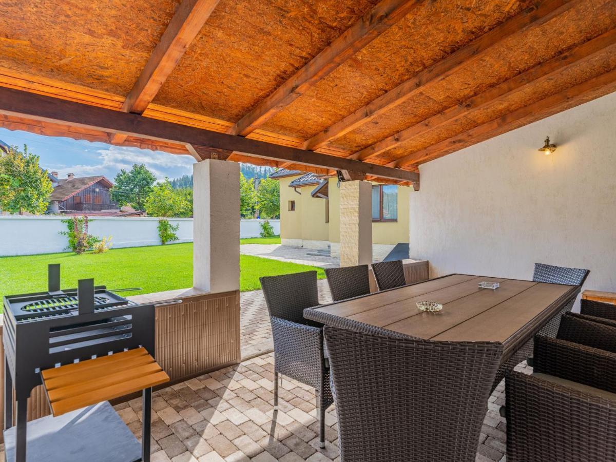 Casa Saraste Hotel Rîşnov Buitenkant foto