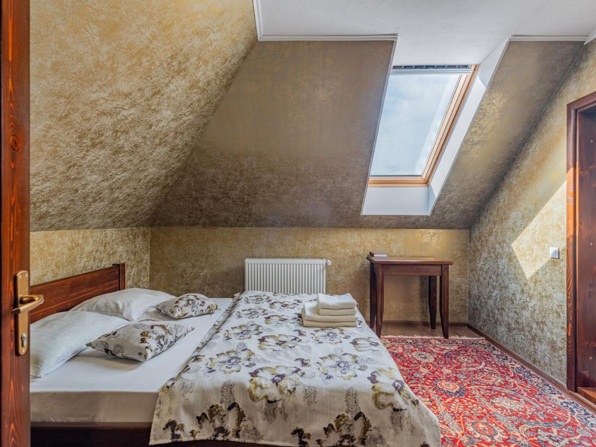Casa Saraste Hotel Rîşnov Buitenkant foto