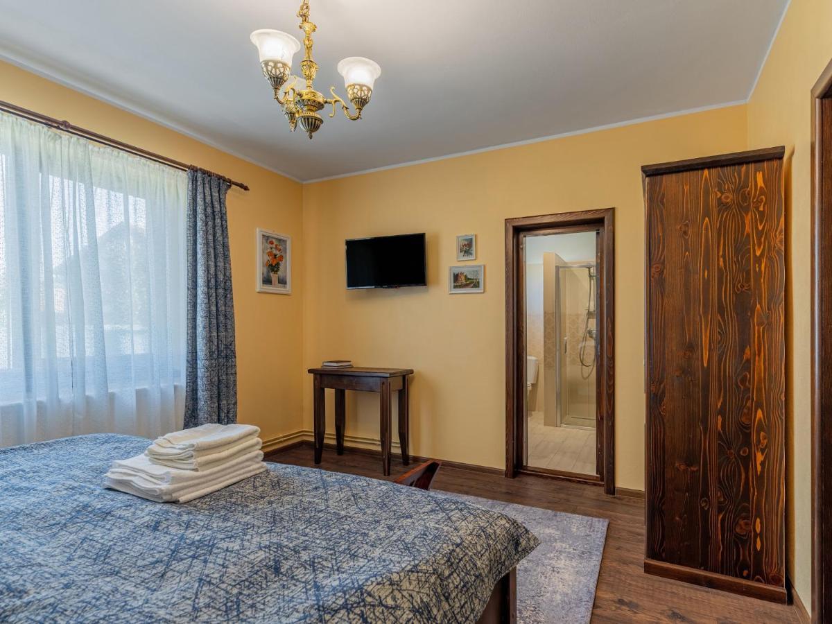 Casa Saraste Hotel Rîşnov Buitenkant foto